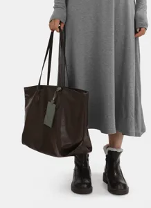 Large capacity soft leather tote bag detail view, casual commuting single shoulder bag design.
