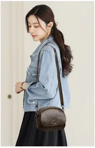 Primo piano della elegante borsa a tracolla mini marrone scuro, perfetta per ogni stile.