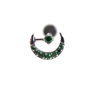 Detaillierte Nahaufnahme von Titan-Körperpiercing-Labret-Stecker mit grünem Zirkonia-Mond.