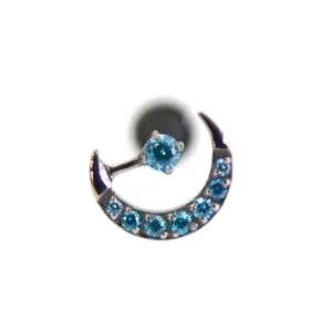 Nahaufnahme Detail eines silbernen Monds Piercing Steckers mit funkelnden blauen Zirkonia.