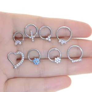 Detailansicht des Körperpiercing Ringe Sets aus Edelstahl mit Herz, Blume und Kreuz Zirkon.