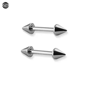 Detail de bijoux de piercing en titane G23 avec design de barres a double pointe pour oreilles.