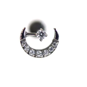 Stilvolles Titan Mond Labret Piercing mit glitzernden Zirkonia Steinen fuer Ohr oder Lippe.