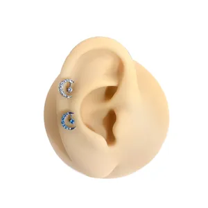 Nahaufnahme Detail von mondförmigem Titanlegierung Knorpel Piercing Schmuck mit Zirkonia.