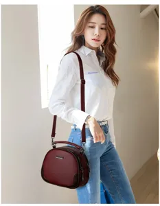 Detailansicht der weichen Ledertasche mit Reißverschluss und Griff, elegantes Alltagsaccessoire.
