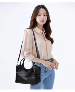 Borsa tote nera in ecopelle dettaglio, con doppi manici superiori e tracolla regolabile.