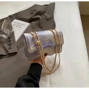 Purple marble wavy chain crossbody bag detail, elegant shoulder bag for women daily fashion.