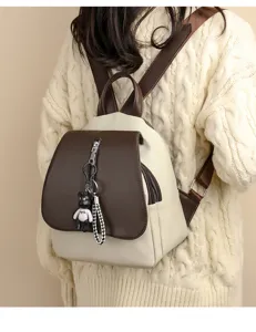Zweifarbiger Damen Rucksack mit Bär Anhänger, schicke PU Leder Freizeittasche für Alltag.