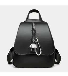 Schwarzer PU Leder Damenrucksack mit vertikalem Reissverschluss und suessen Baerenanhaenger.