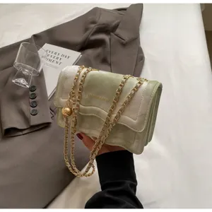 Detailed view of the elegant wavy gradient chain shoulder bag, stylish luxury crossbody bag.