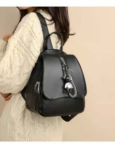 Schickes schwarzer PU Leder Rucksack für Damen, lässiger Alltagsrucksack mit Bärenanhänger.