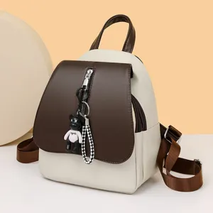 Stilvoller zweifarbiger Damen Rucksack, lässiger PU Leder Tagesrucksack mit süßem Bären Anhänger.