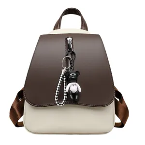 Stylischer Colorblock Damen Rucksack für die Freizeit, lässige Tasche mit Bären Anhänger.