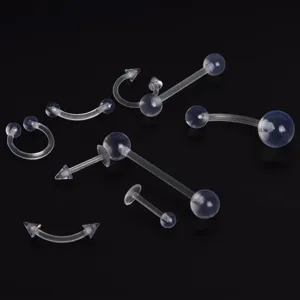 Detailansicht von klarem Acryl Körperpiercing Schmuck Set, transparente Barbell und Hufeisen.