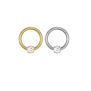 Anillo de piercing para tabique de titanio con circonita en oro y plata detalle de joya.