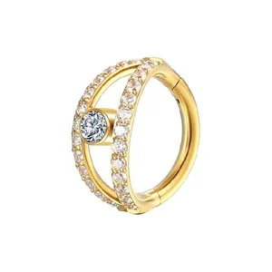 Close-up detail van dubbele hoepel zirkoon neusring piercing sieraden titanium legering.