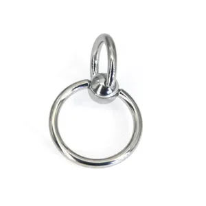 Gros plan détail de bague anneau captif en acier inoxydable double piercing.
