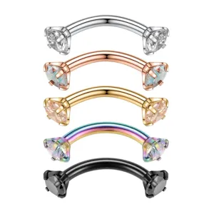 Details van 1.2mm gebogen barbell wenkbrauwpiercing met sprankelende zirkoniasteentjes in kleuren.