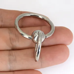 Détail d'anneau de piercing corporel en acier titane, bijoux double anneau argenté