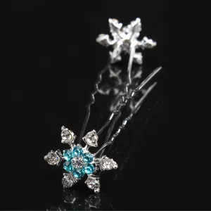 Gros plan de la fourche à cheveux en strass flocon, montrant de superbes détails de cristaux.