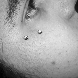 Hoogwaardige roestvrijstalen microdermale piercing sieraden met sprankelende zirconia.