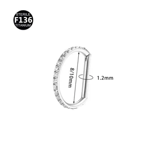 Anello piercing in titanio a forma di D con zirconi brillanti, spessore 1.2mm e diametro 8/10mm.