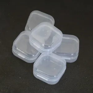 Vue détaillée de la petite boîte de rangement en plastique transparent, mini récipient.