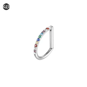 Anello per piercing in titanio G23 a forma di D con pietre di cristallo multicolore per gioielli.