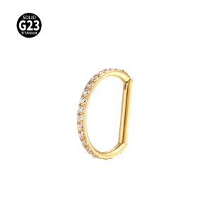 Anello piercing in titanio dorato a forma di D con zirconi per naso e orecchio vista dettagliata.