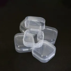 Petite boîte de rangement en plastique transparent, idéale pour bijoux et petits objets.