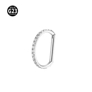 Anello per piercing in titanio a forma di D con pietre di zirconia per naso e orecchio.