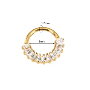 Titanium Septum Ring 8mm Innendurchmesser 1.2mm Stabstaerke mit funkelnden Baguette Steinen.