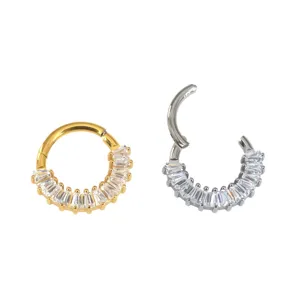 Titanium Klappsegment Ring Detail mit funkelnden Baguette Zirkonia Steinen in Gold und Silber.