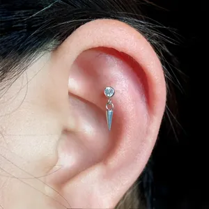Titan Knorpel Piercing Ohrring mit Zirkon und einem kleinen hängenden Anhänger.