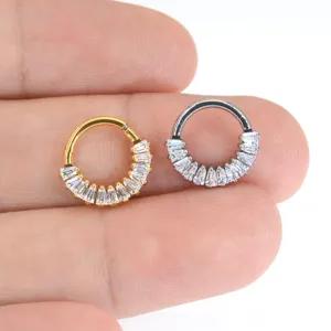 Titan F136 8mm Septum Ring mit funkelnden Baguette Zirkonia in Gold und Silber.