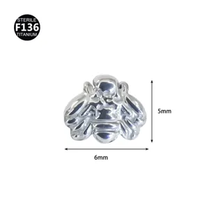 Nahaufnahme des F136 Titan Bienen Piercing-Aufsatzes mit feinem metallischen Glanz.