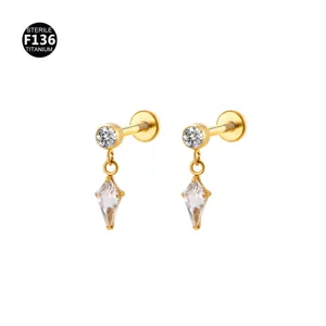 Nahaufnahme Detail des Titan Piercing Ohrrings mit funkelndem Zirkon Anhänger flach.