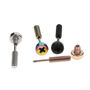 Nahaufnahme Details von Edelstahlschraubenform Piercing Ohrstecker in verschiedenen Farben.