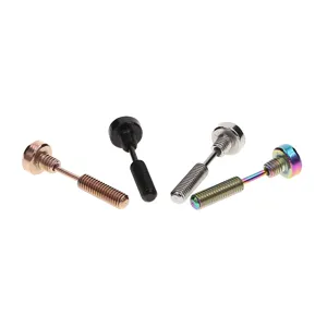 Detailansicht von trendy edelstahl schrauben form ohrstecker in mehreren farben piercing.