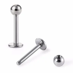 Detaillierte Nahaufnahme von glänzenden Labret-Piercing-Schmuckkomponenten aus Edelstahl.