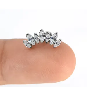 Detail van G23 titanium marquise zirkonia cluster piercing sieraden voor kraakbeen oorbellen.