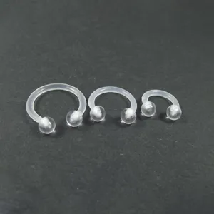 Klares Acryl Hufeisen Piercing Ring Detailansicht, transparenter Körperschmuck für Lippen.