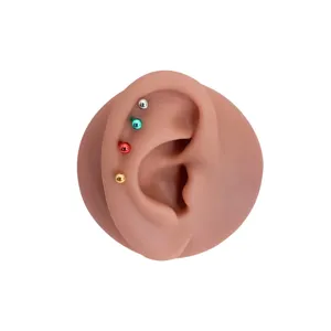 Edelstahl Ohr-Piercing Stecker mit bunten Kugeln, Detailansicht des Knorpel-Schmucks im Detail.
