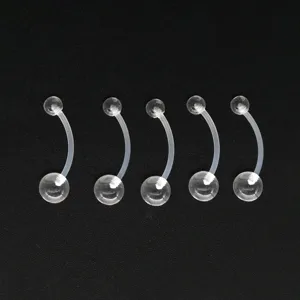Klares Acryl gebogenes Barbell Körperpiercing Schmuck Detailansicht, flexibel und sicher zu tragen.