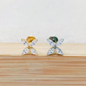 Labret fiore in lega di titanio con zirconi marquise scintillanti, ideale per piercing cartilagine.