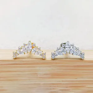 Dettaglio di splendidi orecchini piercing a corona con zirconi cubici scintillanti.