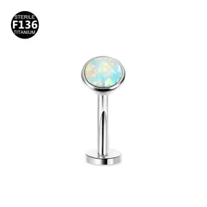 Vista detallada de piercing de titanio F136 con ópalo colorido, diseño de rosca interna.