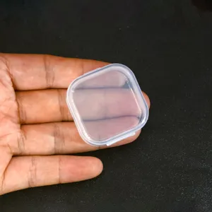 Boîte de rangement transparente en plastique en gros plan, petit contenant carré pour bijoux.