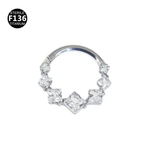 Primo piano dettagliato di anello nasale in titanio con pietre zirconia cubica quadrate.