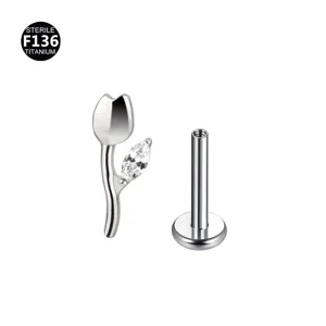 Piercing labret tulipano in titanio con foglia in zircone, dettaglio gioiello sterile.